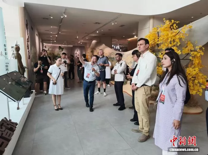 海外高校教师探访新疆 见证多元发展