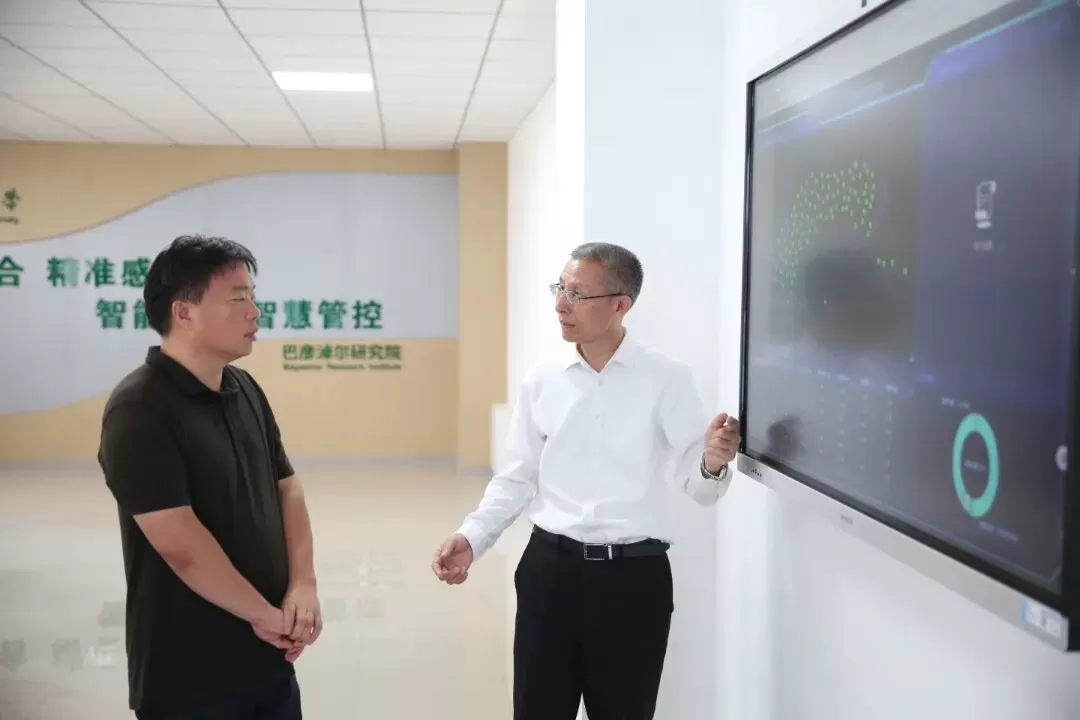8月21日，市委副书记、市长张鸿福在中国农业大学巴彦淖尔研究院智慧农业管控中心了解大数据平台功能架构及落地应用情况。