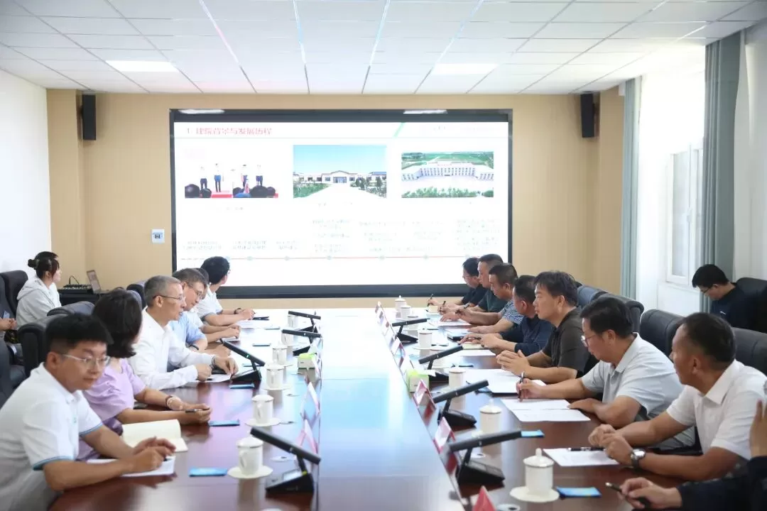 8月21日，市委副书记、市长张鸿福与研究院专家学者、相关部门负责人座谈交流。